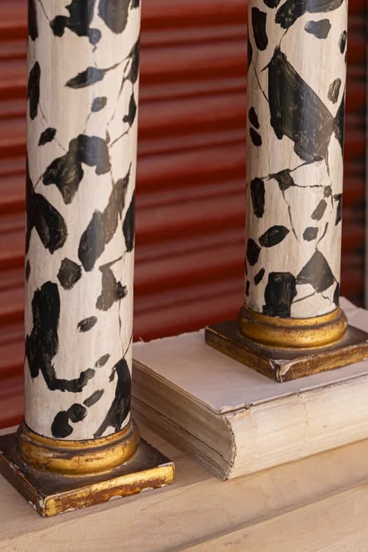 PAREJA DE PEQUEÑAS COLUMNAS ITALIANAS — foto 3
