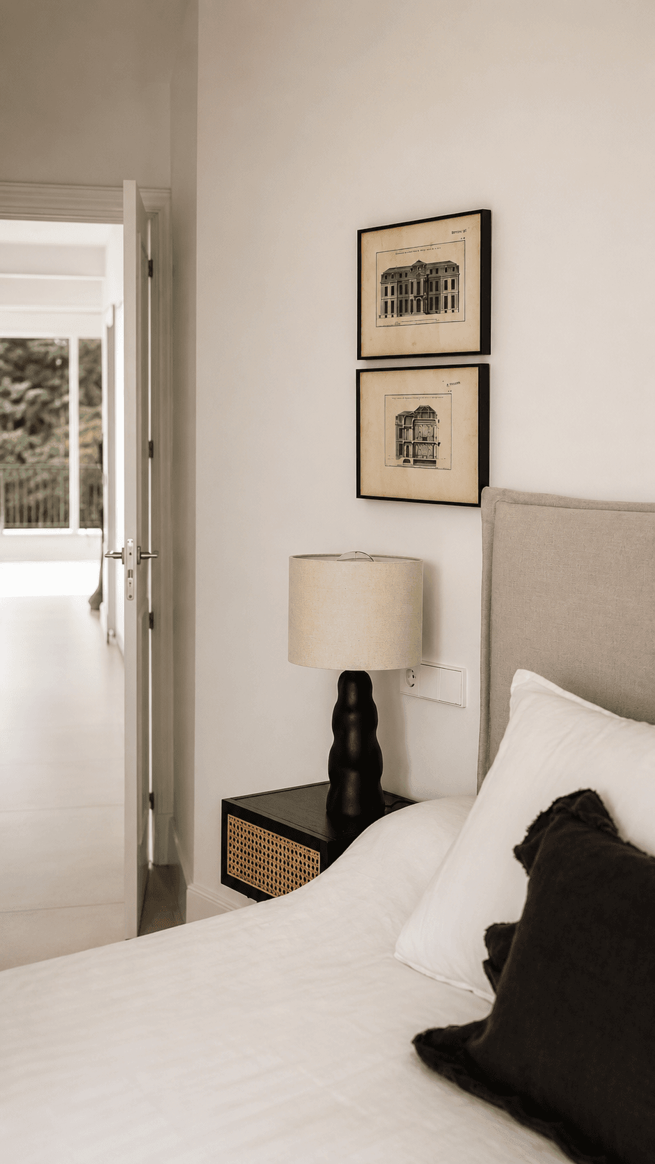Escena de rincón de lectura con mueble antiguo