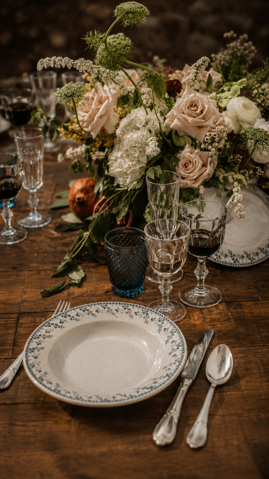 Detalle de jarrón y flores sobre mesa antigua